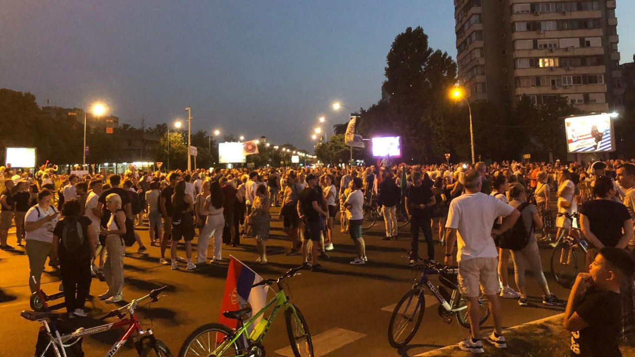 Protest na Novom Beogradu zbog nasilja u nekoliko gradova prethodne noći