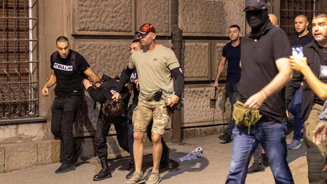 protesti u beogradu, policija privodi demonstranta u Beogradu