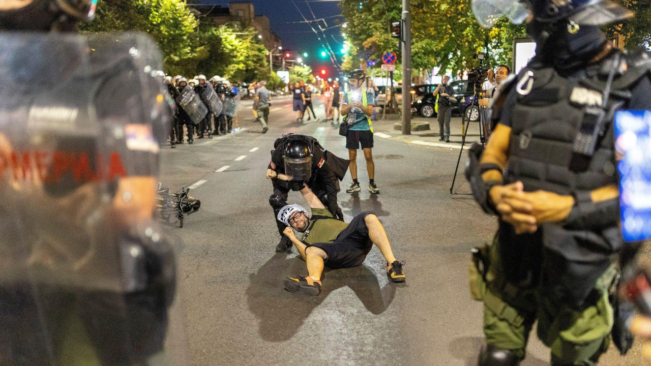 Policija vuče muškarca na ulici