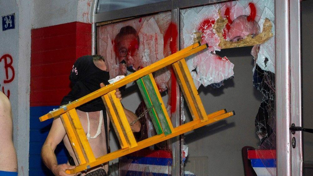 protsti u novom sadu, demonstrant razbija prostorije SNS u Novom Sadu