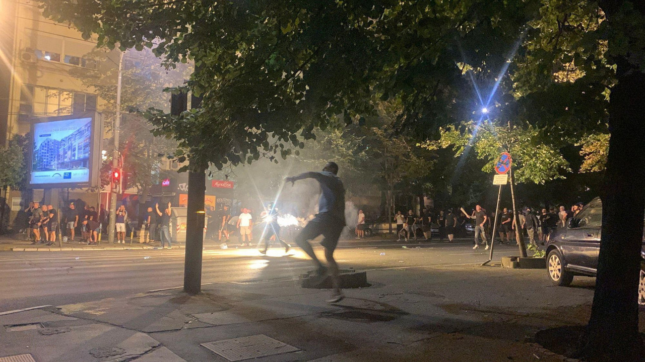 Muškarac baca kamenicu 