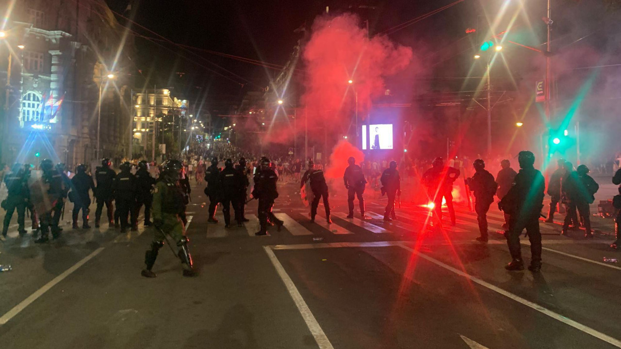Policija potiskuje demonstrante i baca pirotehnička sredstva