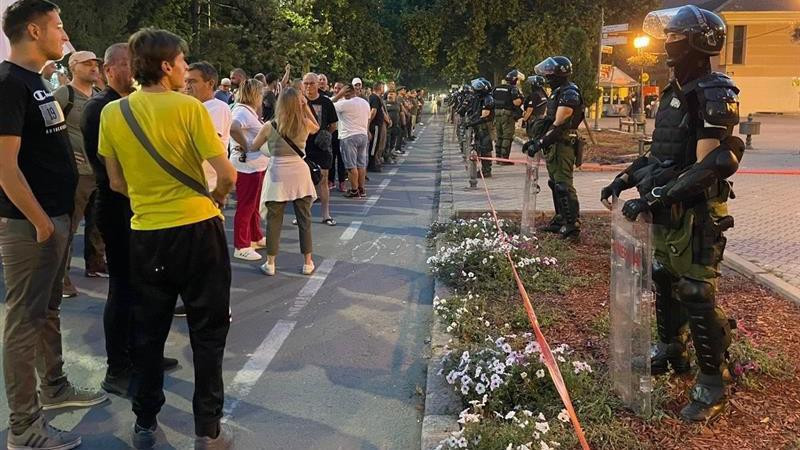 Kolona ljudi sa jedne i žandarmerija sa druge strane