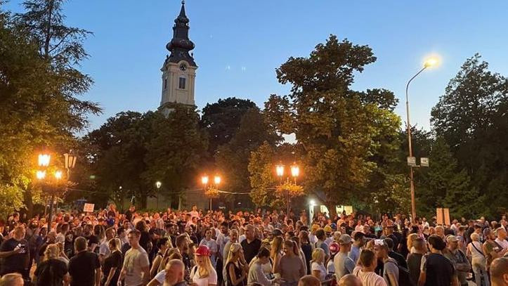 Demonstranti na trgu u Vrbasu
