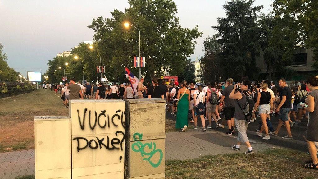 Kolona ljudi kreće se ka policijskog stanici