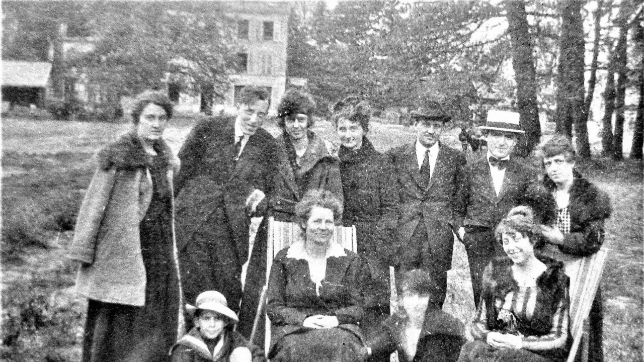 Porodična fotografija, pesnik je drugi s leva