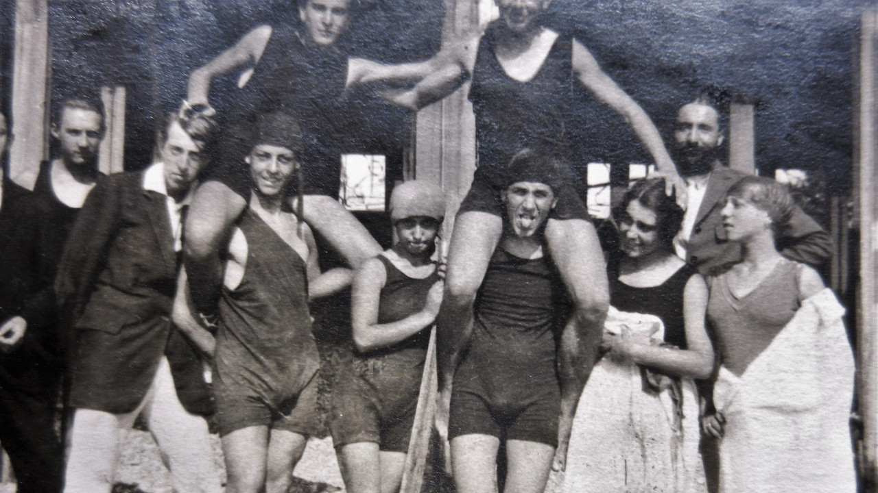 Rastko Petrović sa prijateljima u Nici, 1916. godine