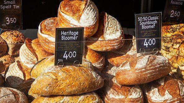 Sveže vekne zanatskih hlebova na tezgi 