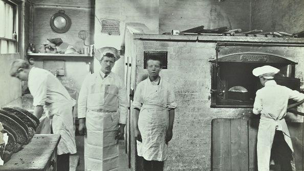 Pre nego što je razijena metoda Čorlivud 1950-ih, pravljenje hleba je bilo znatno zahtevnije i trajalo je mnogo duže 