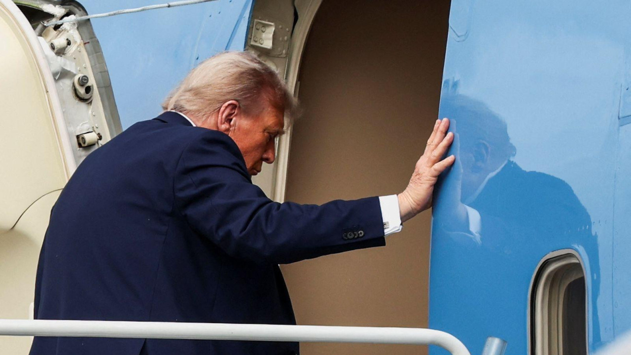 Tramp ulazi u predsednički avion posle susreta sa Putinom