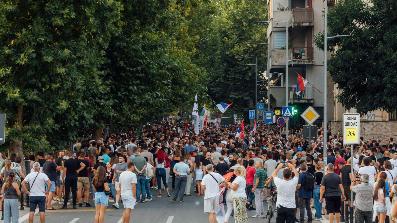 Skup ispred Valjevske gimnazije na poziv gimnazijalaca počeo je oko 19 sati