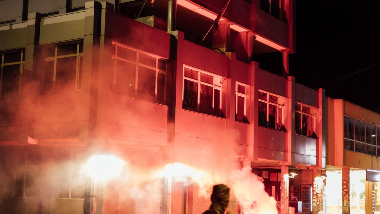 Maskirani muškarci bacali su pirotehnička sredstva i razbijali prozore na zgradi Opštine u Valjevu