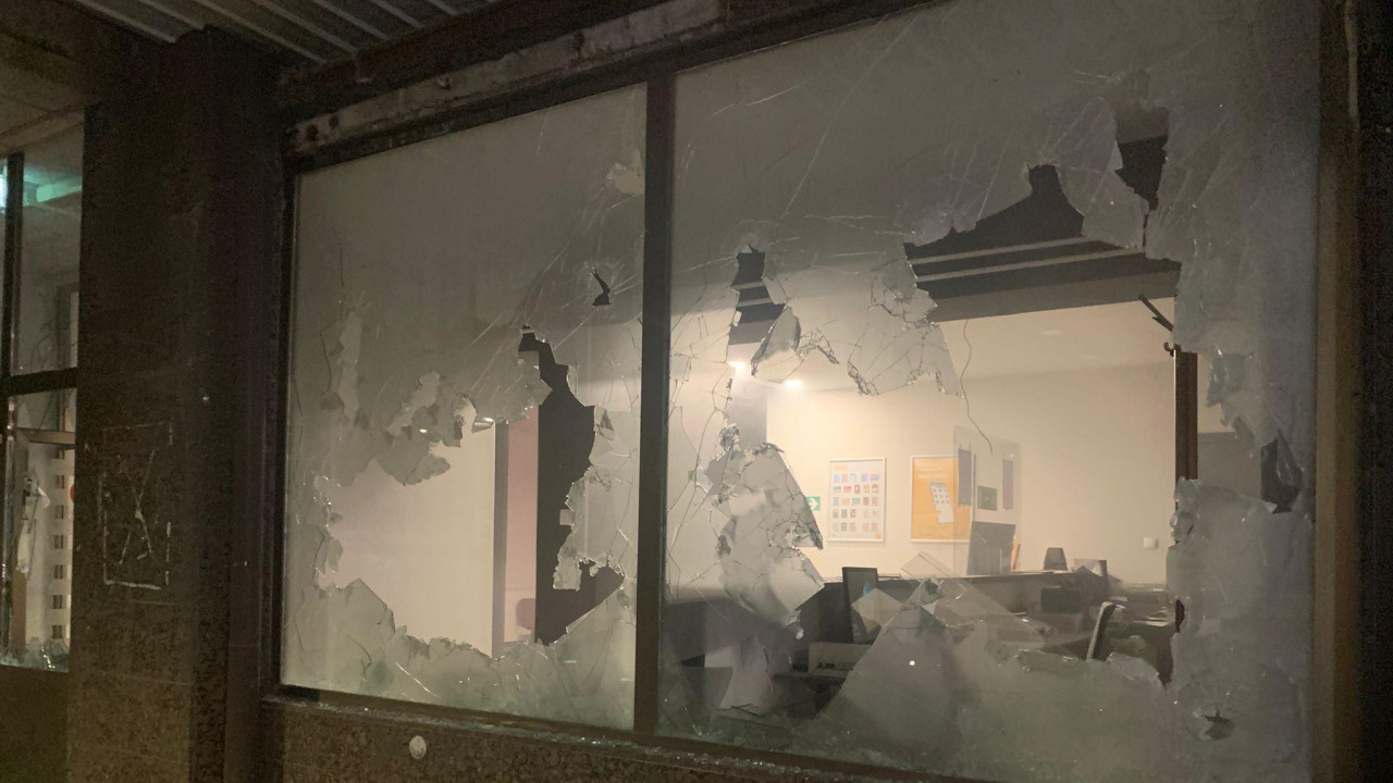 Razbijena stakla na prozorima gradske uprave u Valjevu