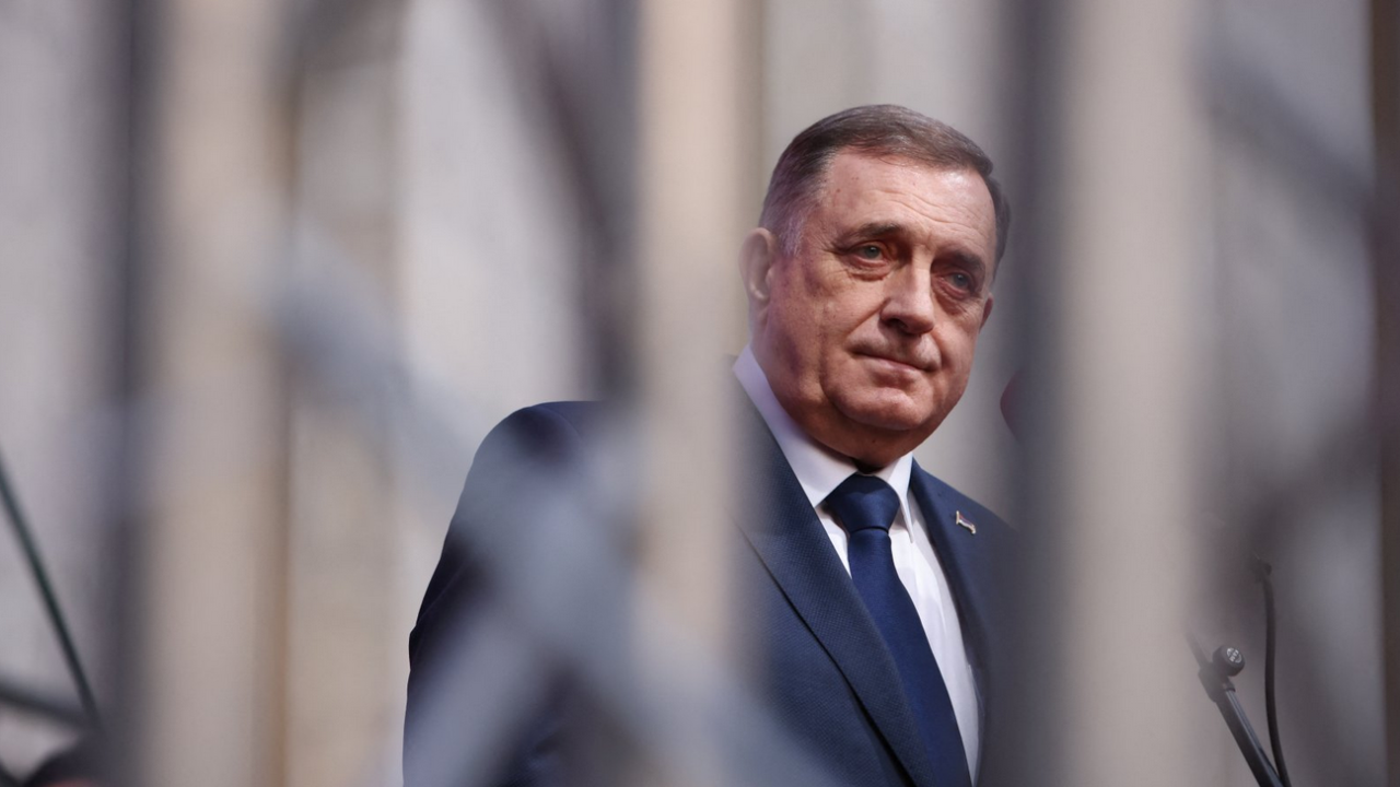 Milorad dodik gleda u daljinu u plavom odelu i beloj košulji