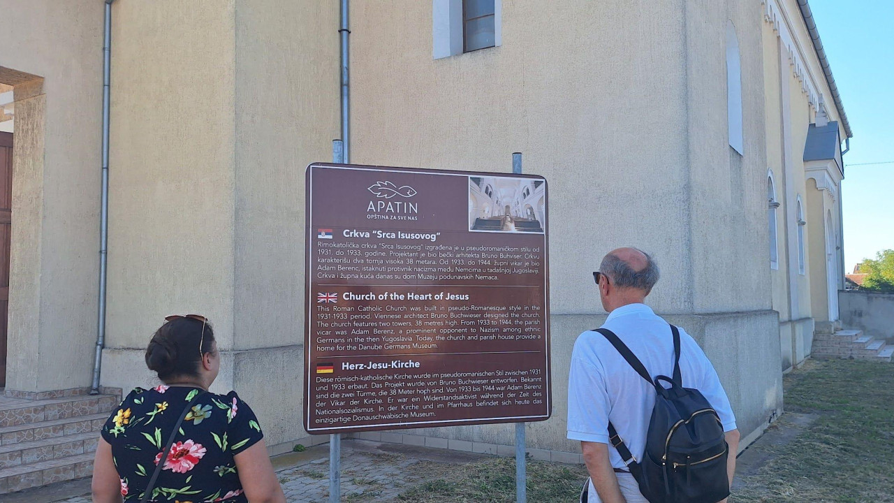 Posetioci ispred Muzeja Podunavskih Nemaca