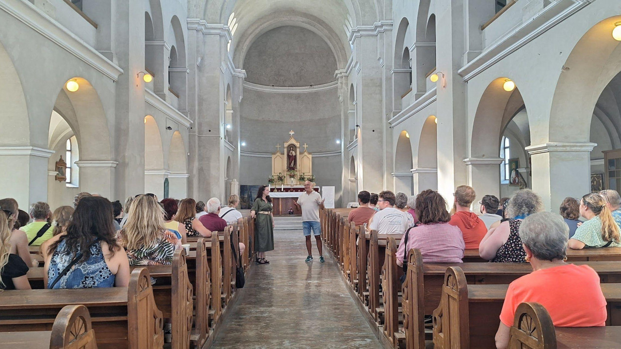 Boris Mašić sa posetiocima u Muzeju Podunavskih Nemaca