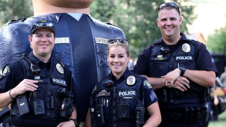 Dvojica policajaca sa koleginicom 