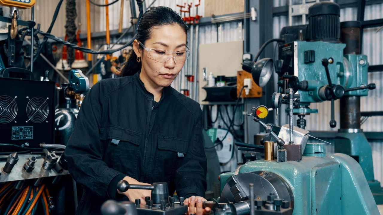 Žena za mašinom u fabrici