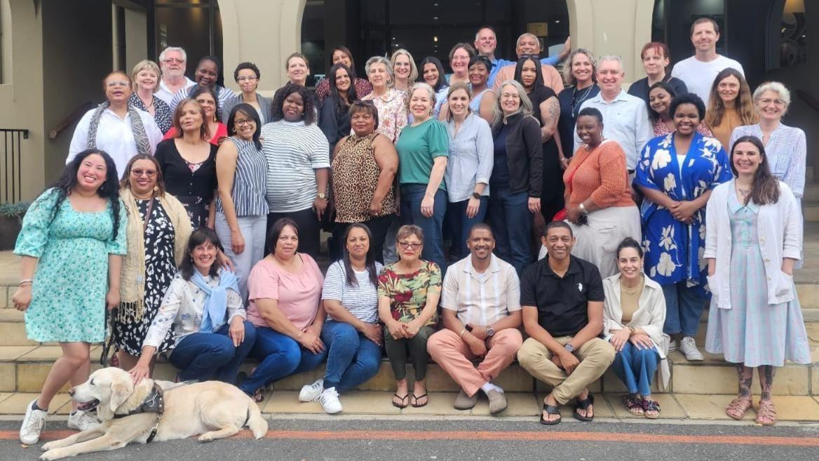 Tim savetovališta na Univerzitetu Stelenboš u Kejptaunu - oko 45 članova tima sa psom