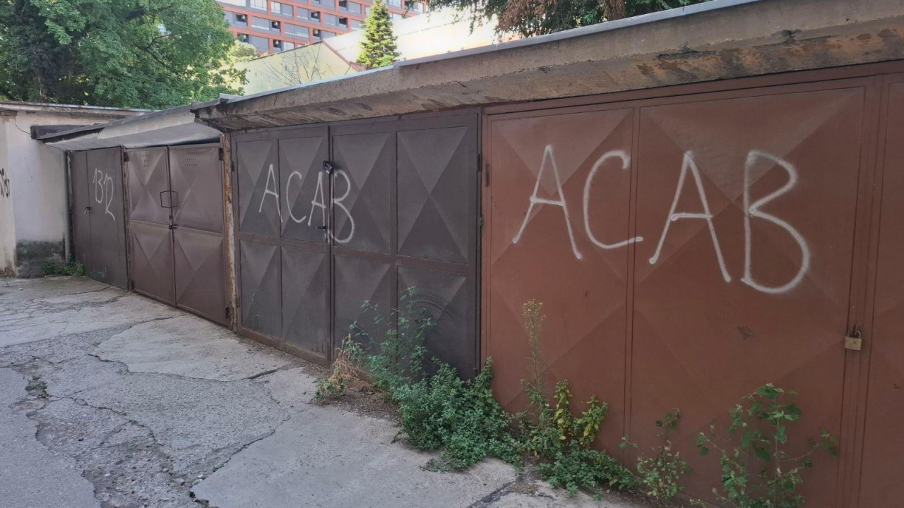 Garaže u Novom Sadu iscrtane ACAB i 1312 parolama