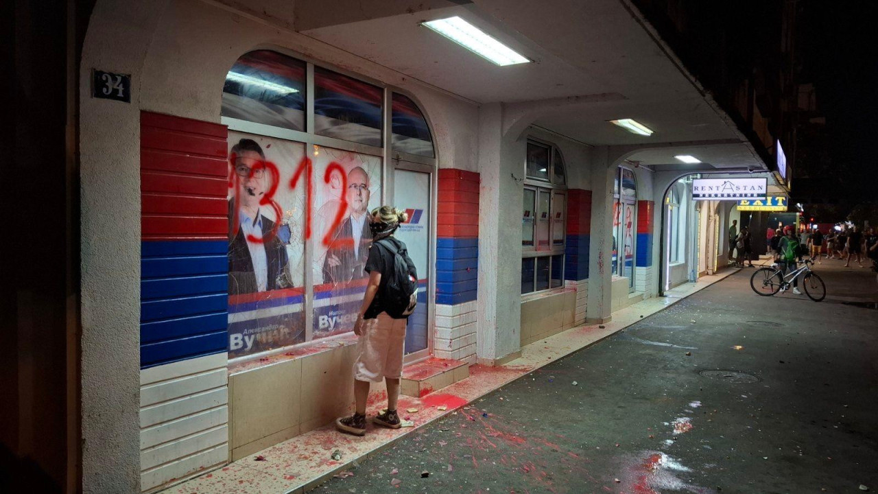 Ispisivanje poruke 1312 na stranačkim prostorijama naprednjaka u Novom Sadu