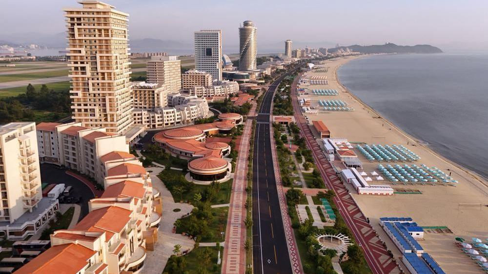 Na fotografiji Korejske centralne novinske agencije iz vazduha se vidi Obalska turistička zona Vonsan Kalma
