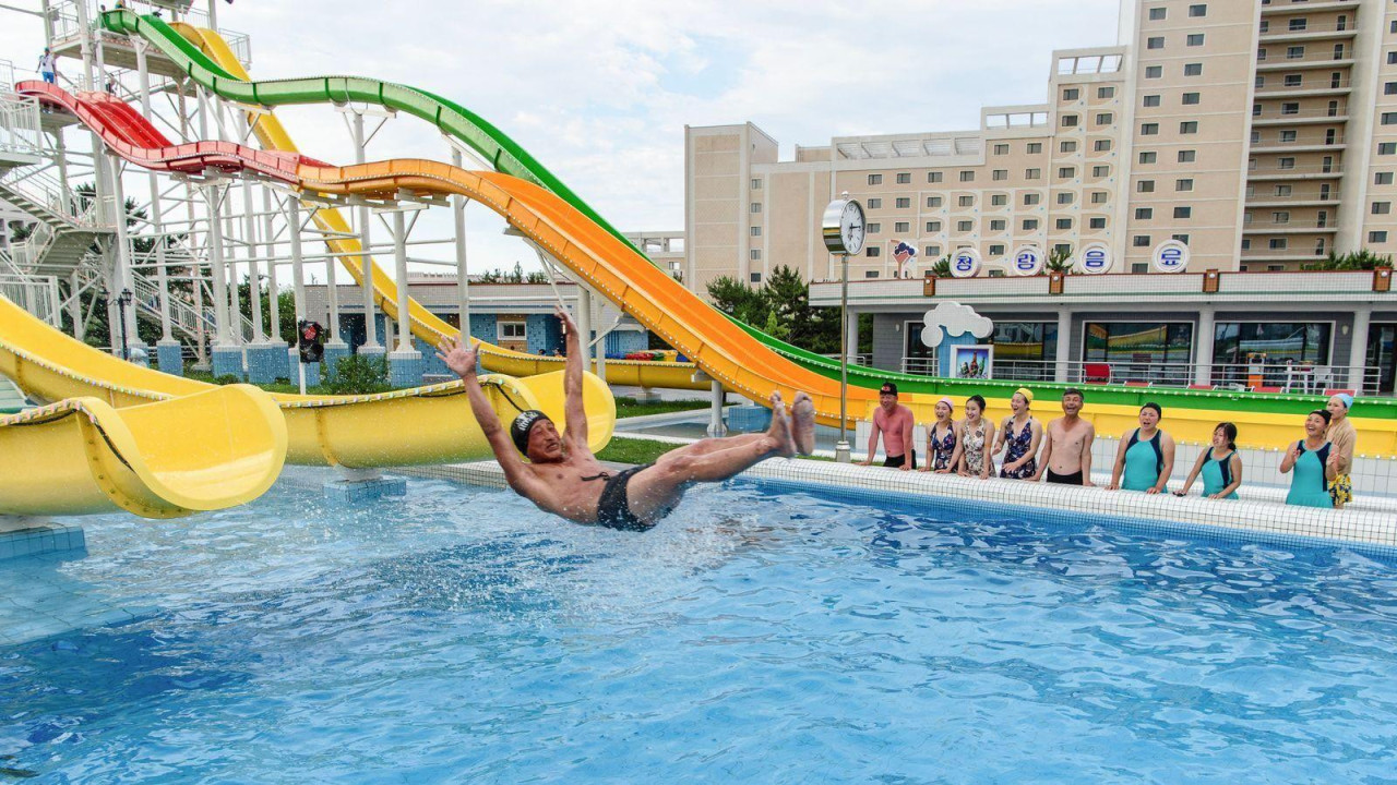 Domaći turisti u akva parku u Severnoj Koreji