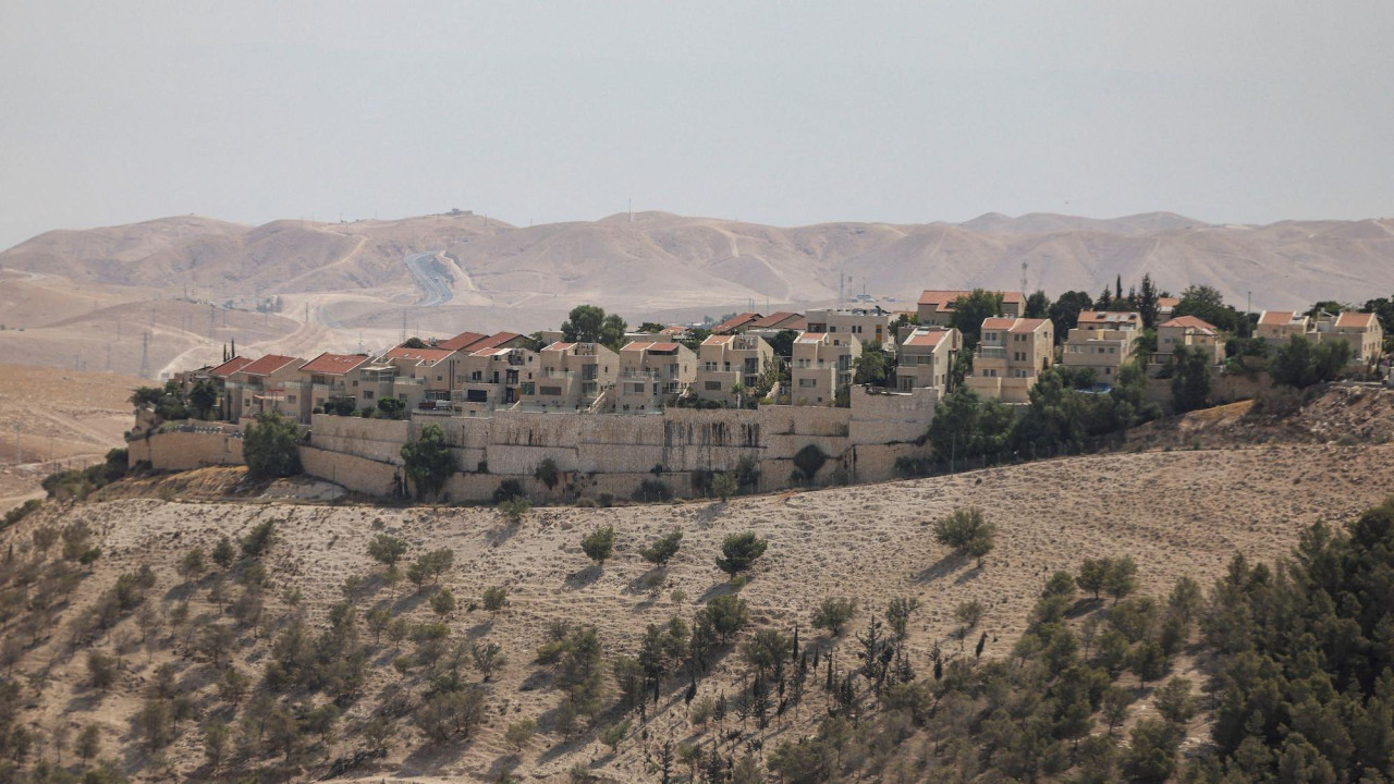 Izrael je izgradio mnoga naselja kao što su Male Adumim na okupiranoj Zapadnoj obali
