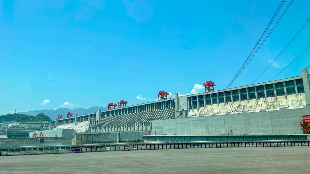 Fotografija brane Tri klisure, džinovske betonske građevine koja se proteže preko reke Jangce