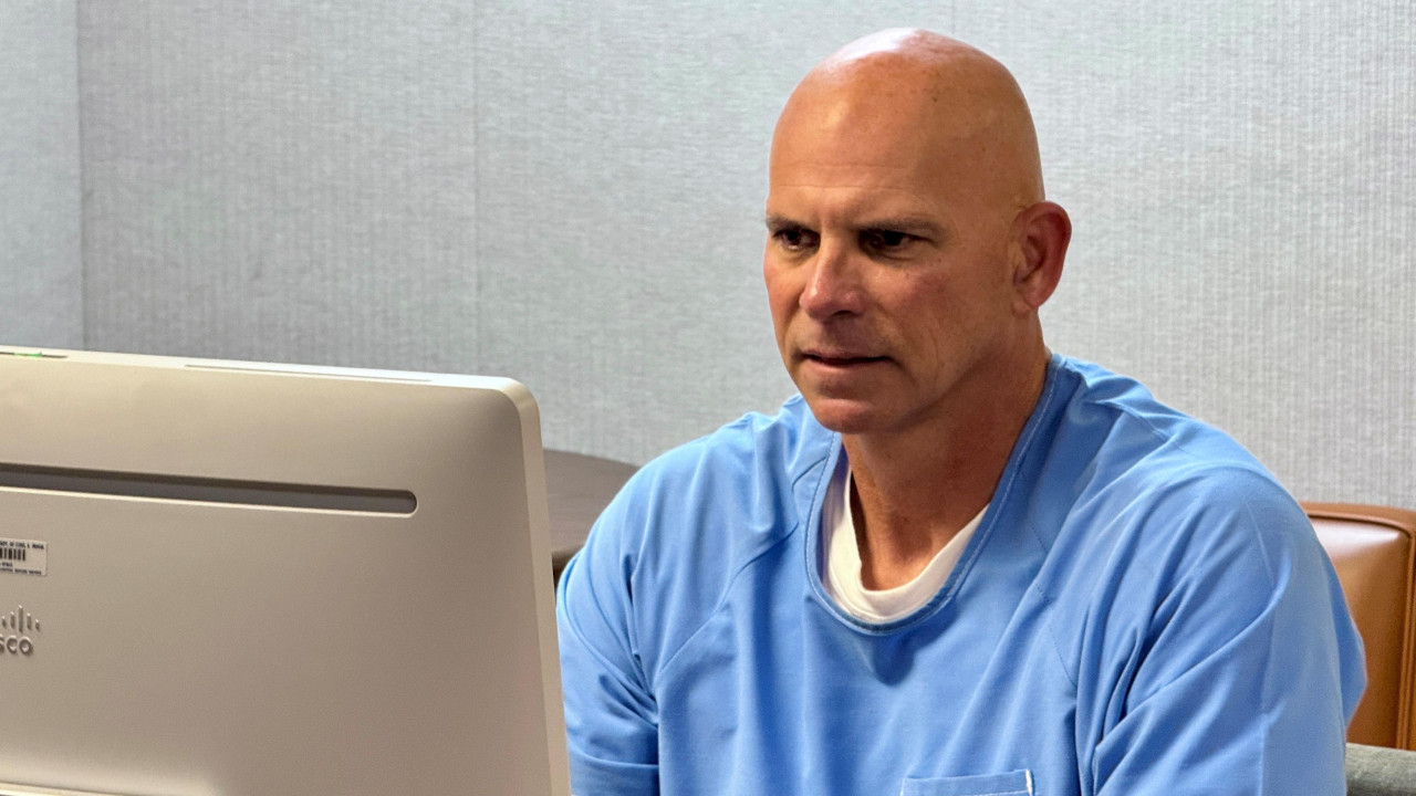 Lajl Menendez na onlajn saslušanju povodom zahteva da bude uslovno osuđen. Saslušanje je trajalo više od 10 sati