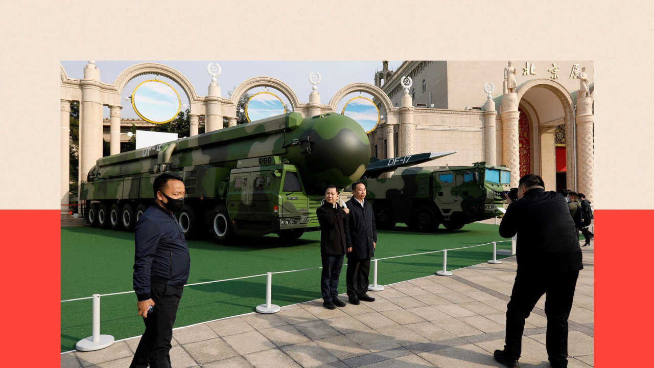 Posetioci u Pekingu pored vojnih vozila naoružanih raketama, među kojima je i hipersonična DF-17 