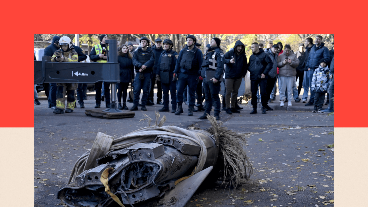 Ljudi gledaju ostatke oborene ruske hipersonične rakete Cirkona, koja je pala na stambenu zgradu u Kijevu u novembru 2024. godine 