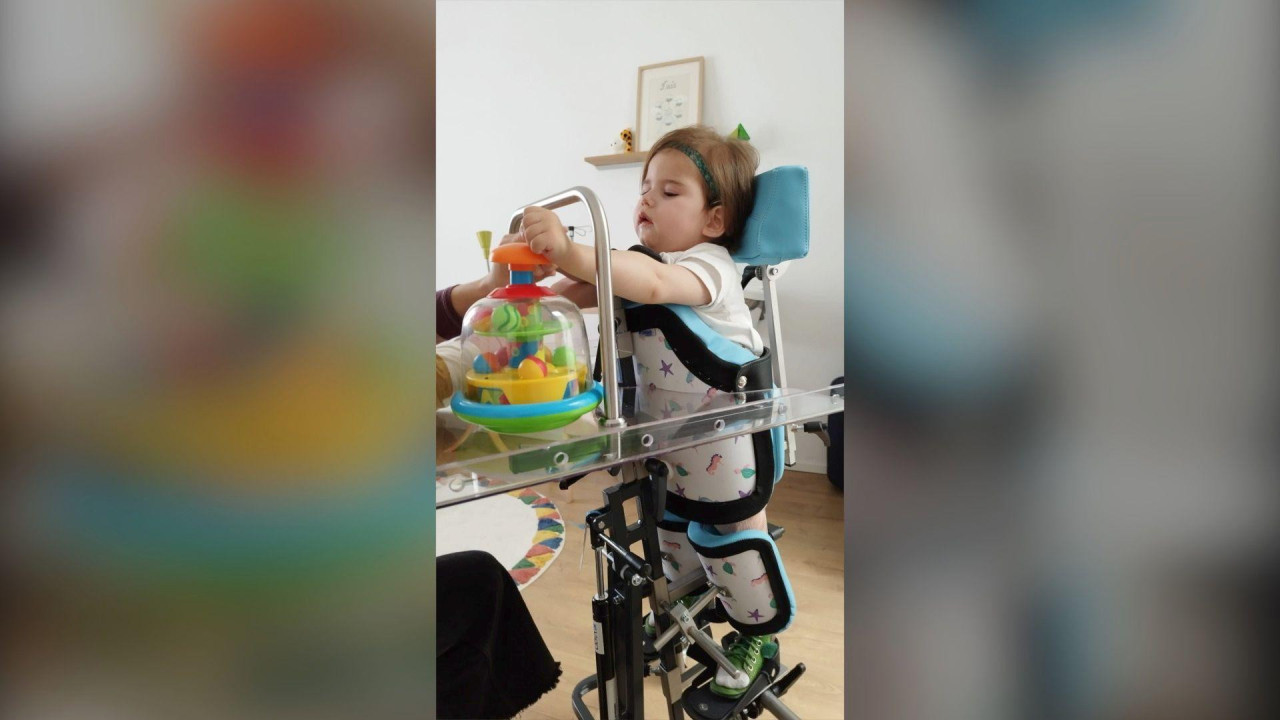 Laji je potrebna potpora kako bi obavljala svakodnevne aktivnosti, poput igre sa igračkama