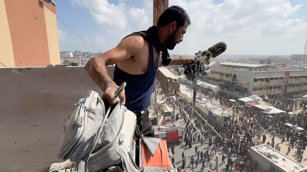 Čovek drži opremu koju je koristio ubijeni palestinski kamerman Husam al-Masri