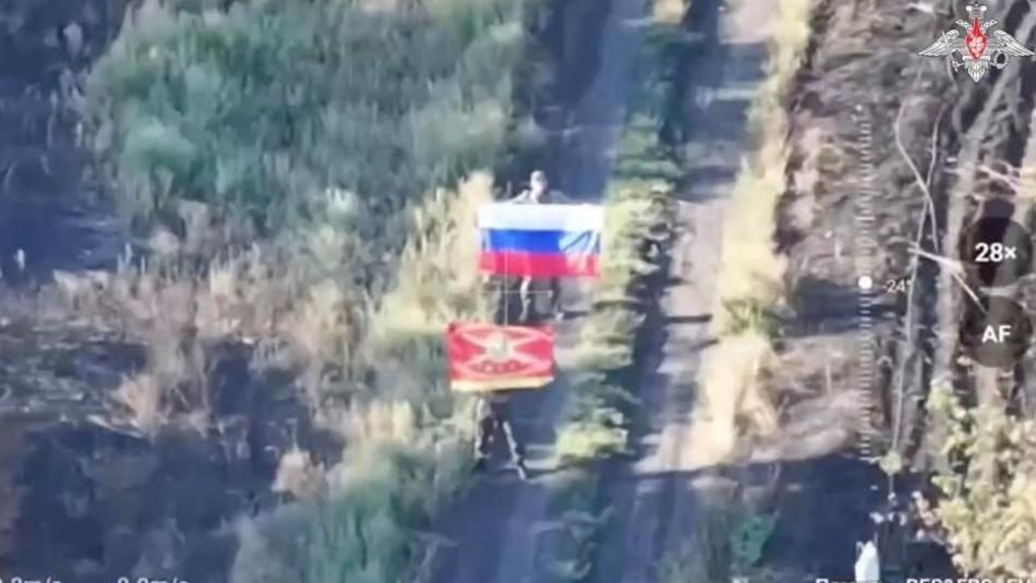 vojnici sa ruskim zastavama na ukrajinskom frontu