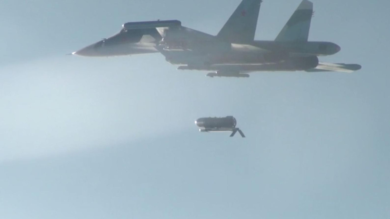 Ruski borbeni avion lansira jedreću bombu od 3000 kilograma