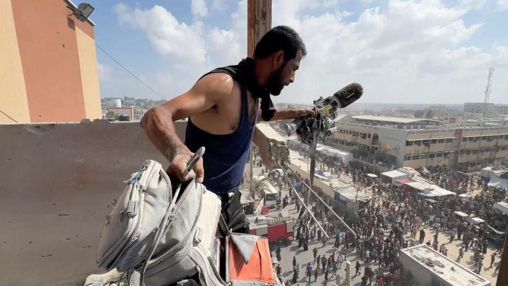 Čovek drži opremu ubijenog palestinskog snimatelja Husama al-Masrija na balkonu bolnice