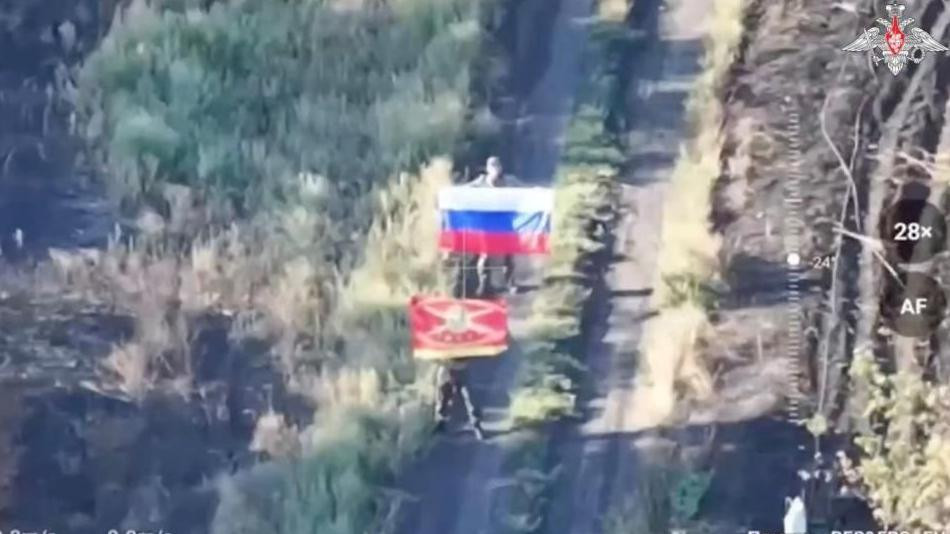 vojnici sa ruskim zastavama na ukrajinskom frontu