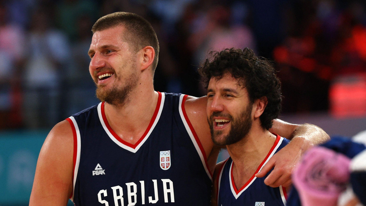 Nikola Jokić (levo) i Vasilije Micić (desno) nakon pobede nad Nemačkom za treće mesto na Olimpijskim igrama u Parizu prošle godine