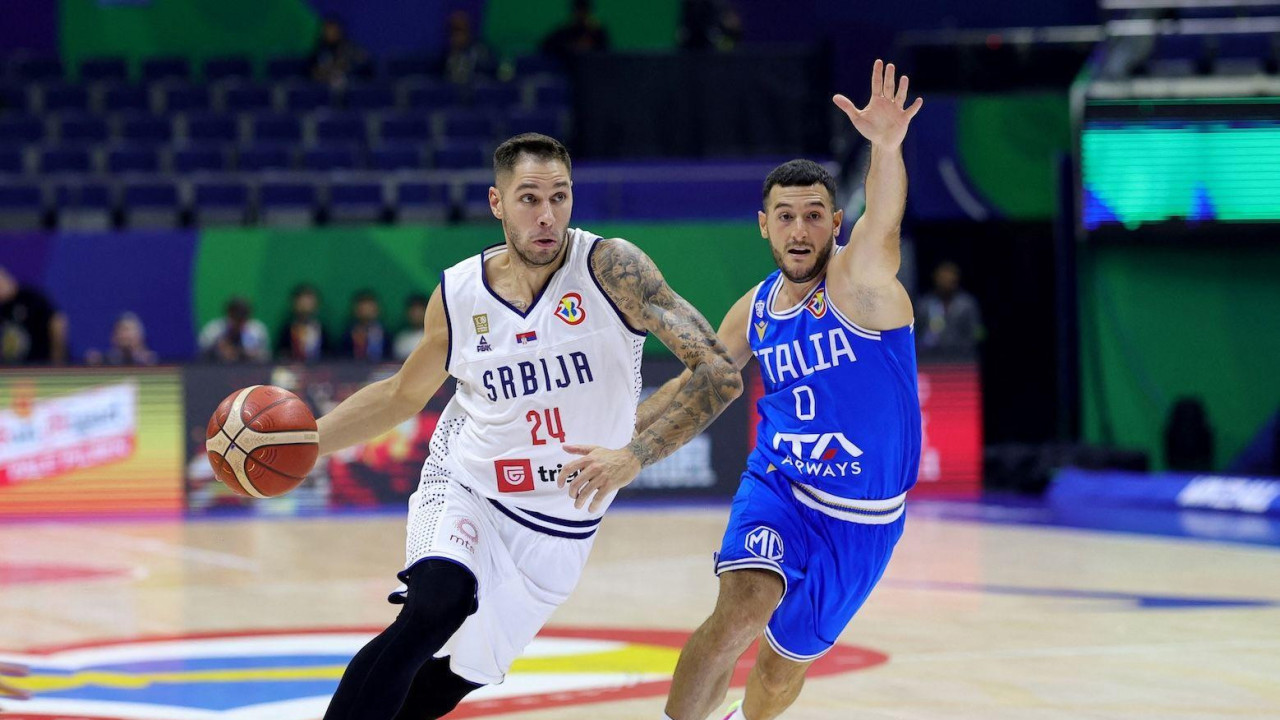 Stefan Jović (levo) na utakmici Srbija - Italija, na Mundobasketu 2023.