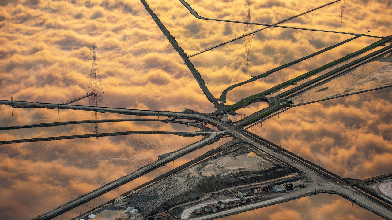 Zlatni oblaci se savršeno ogledaju u slanom jezeru 