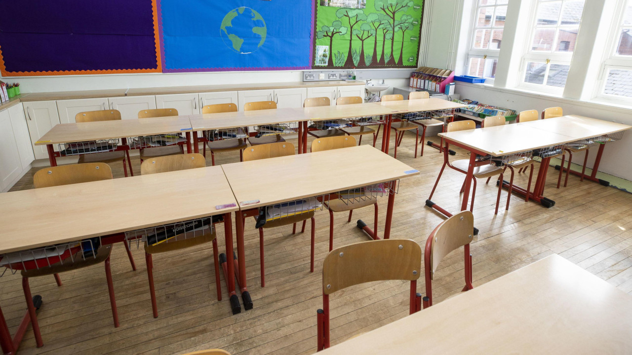 školska učionica, učionica u školi, prazne klupe