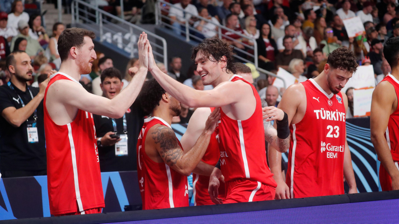 Čedi Osman (u sredini) bio je najefikasniji igrač Turske, a odličnu partiju odigrao je i Alperen Šengun (desno)