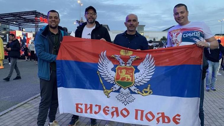 Miloš (desno) sa prijateljima i zastavom na kojoj je ispisano Bijelo polje