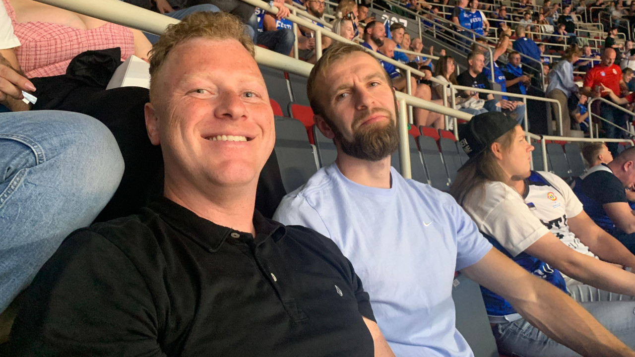 navijači estonije, Miko (u crnoj majici, levo) sa prijateljem