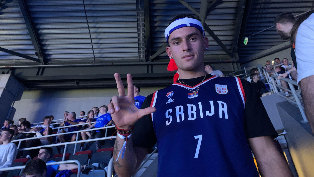 Navijač Srbije u dresu reprezentacije