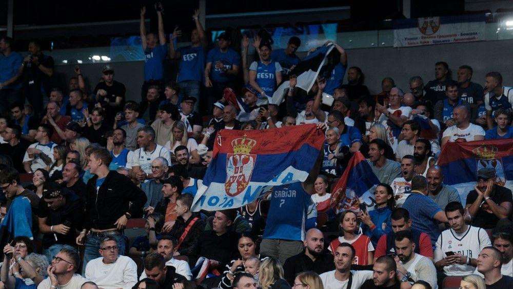 navijači srbije, srpski navijači, srpski navijači na tribinama dvorane u Letoniji