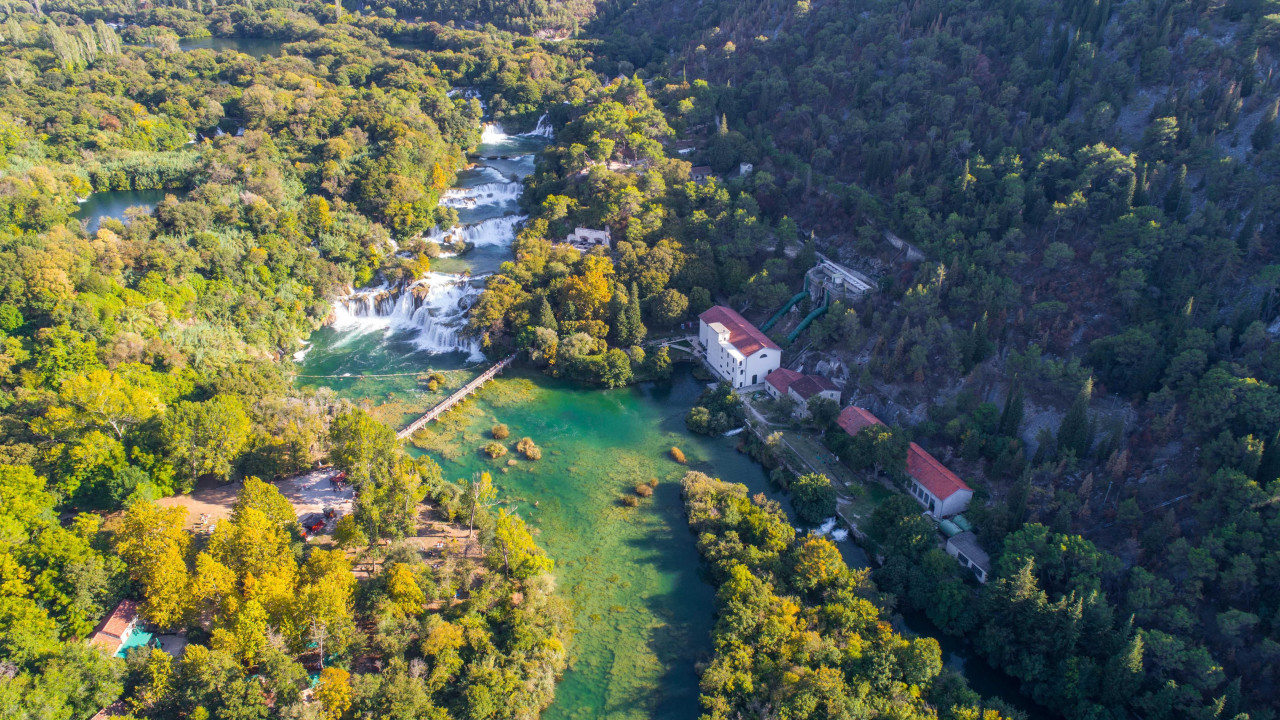 Današnja Hidroelektrana Jaruga 2 na Skradinskom buku na reci Krki