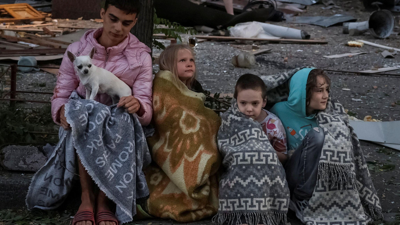 deca sede umotana u ćebe posle ruskog napada na Kijev
