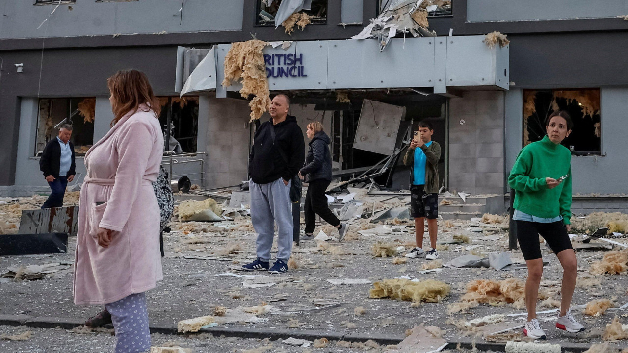 ruski napad na kijev, ljudi stoje na ulici posle ruskog napada na kijev